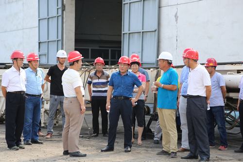 建設集團副總經理王明智蒞臨孟村井架安裝現(xiàn)場指導工作