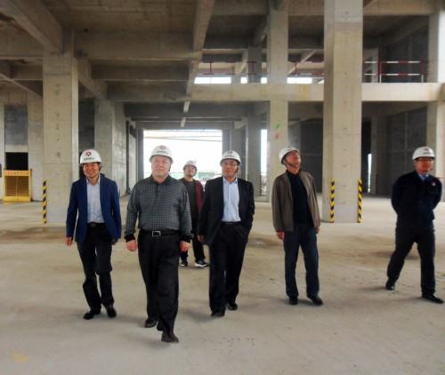 陜煤集團(tuán)總經(jīng)理助理、建設(shè)集團(tuán)聯(lián)合黨委書記、董事長寧興剛“雙節(jié)”期間深入澄合分公司中科遙感工地慰問施工一線的干部職工