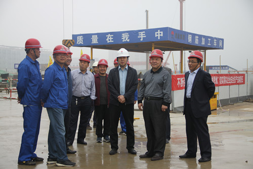 陜煤集團(tuán)總經(jīng)理助理、建設(shè)集團(tuán)聯(lián)合黨委書記、董事長寧興剛一行蒞臨天工公司陜煤研究院西安總部工地視察指導(dǎo)工作