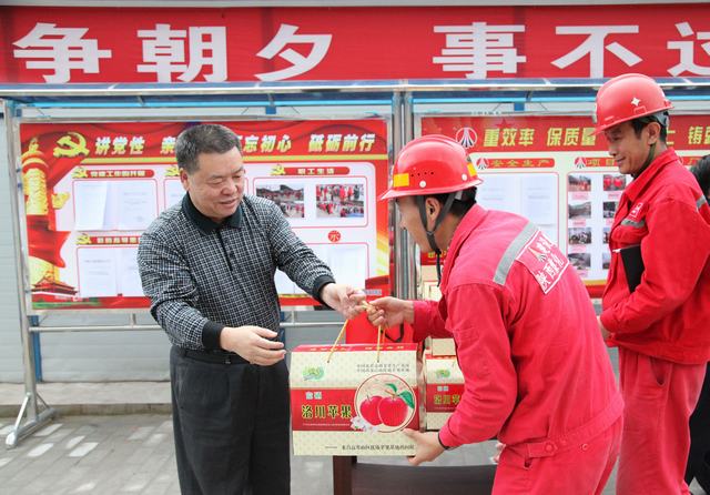 陜煤集團(tuán)總經(jīng)理助理、建設(shè)集團(tuán)聯(lián)合黨委書記、董事長寧興剛一行深入礦建二公司冶坪項目部慰問一線職工