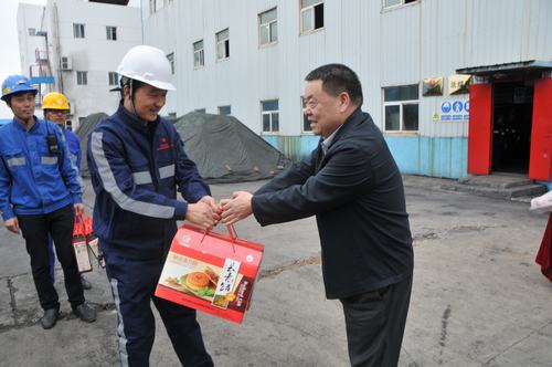陜煤集團(tuán)總經(jīng)理助理、建設(shè)集團(tuán)聯(lián)合黨委書記、董事長寧興剛一行節(jié)日期間深入洗選煤運營公司基層慰問一線員工