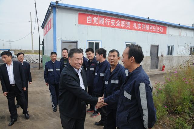 陜煤集團(tuán)總經(jīng)理助理、建設(shè)集團(tuán)聯(lián)合黨委書記、董事長寧興剛一行深入掘進(jìn)公司紅柳林項目部走訪慰問