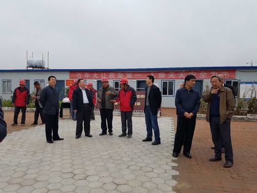 陜煤集團(tuán)總經(jīng)理助理、建設(shè)集團(tuán)聯(lián)合黨委書記、董事長寧興剛一行蒞臨韓城分公司榆北煤業(yè)公司小保當(dāng)?shù)V施工現(xiàn)場和大家一起過中秋