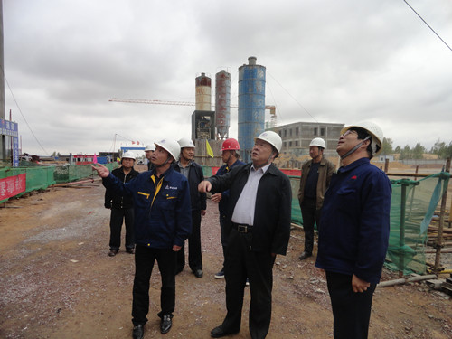 陜煤集團(tuán)總經(jīng)理助理、建設(shè)集團(tuán)聯(lián)合黨委書記、董事長寧興剛一行中秋節(jié)深入曹家灘項目工地視察慰問