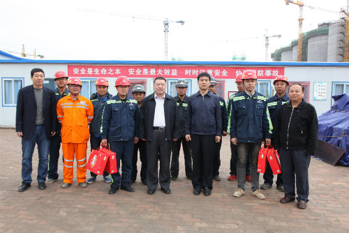 到一線，送祝福，鼓干勁