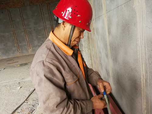 一個(gè)踏踏實(shí)實(shí)的“犁地?！?></div>
                                <div   id=