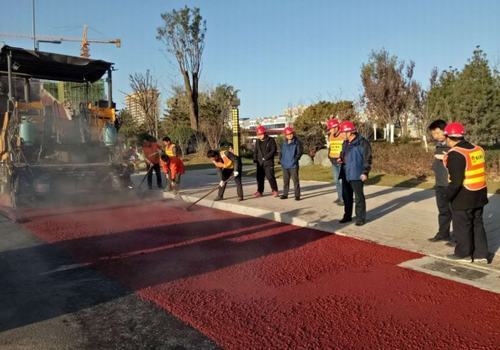 追趕超越，完成彩色路面工程，實現(xiàn)第一階段目標