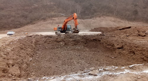 銅川分公司冶坪煤礦矸石倉(cāng)、通風(fēng)機(jī)房配電室等工程順利開(kāi)工