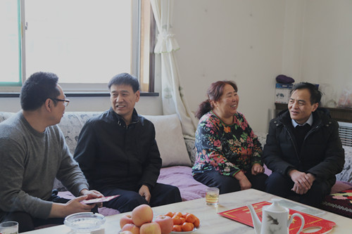 建設集團聯(lián)合黨委副書記、紀委書記、工會主席侯本英走訪慰問機電安裝公司困難職工