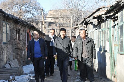 建設集團聯(lián)合黨委副書記、紀委書記、工會主席侯本英 為韓城分公司困難職工送來春節(jié)祝福