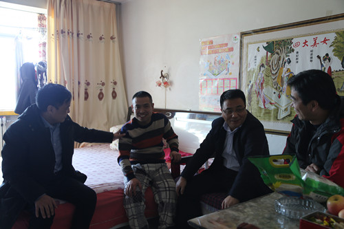 建設(shè)集團(tuán)副總經(jīng)理王明智深入機電安裝公司情暖困難職工