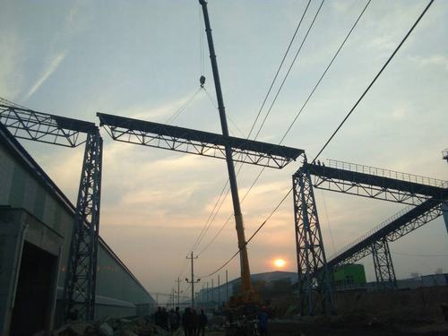 銅煤公司承建的美鑫氧化鋁1#、2#倉庫工程桁架成功實現(xiàn)合攏施工