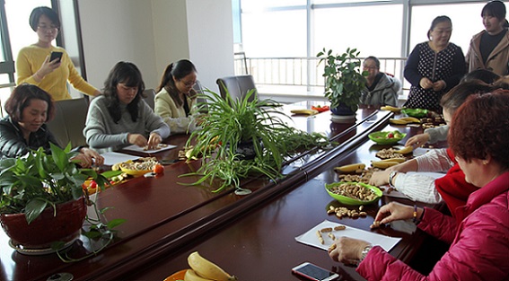 流光溢彩，情暖三?八