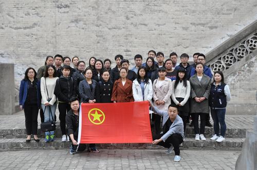 韓城分公司開展“緬懷革命先烈、弘揚愛國主義精神”團員青年掃墓活動