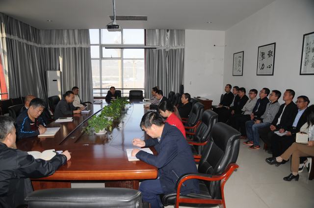  掘進(jìn)公司認(rèn)真?zhèn)鬟_(dá)“追趕超越”考核點(diǎn)評(píng)會(huì)精神