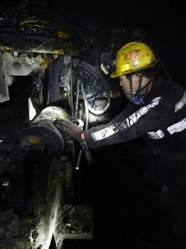 深夜援電機 齊心建鐵軍