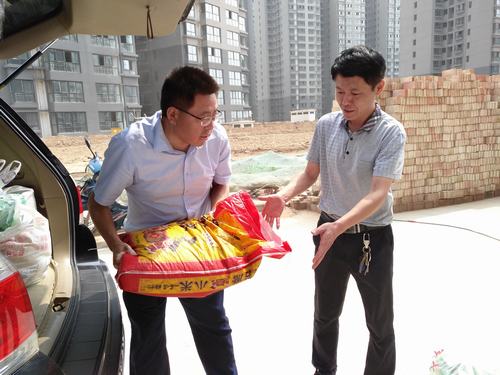 炎炎夏日送清涼 滴滴關(guān)懷暖人心