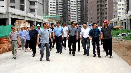銅川礦業(yè)公司領(lǐng)導(dǎo)深入銅煤1#、2#小區(qū)施工現(xiàn)場調(diào)研指導(dǎo)項目建設(shè)工作