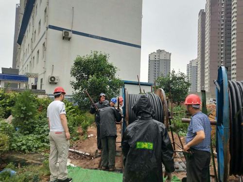 陜煤建設(shè)銅煤公司第十二項目部冒雨搶工期