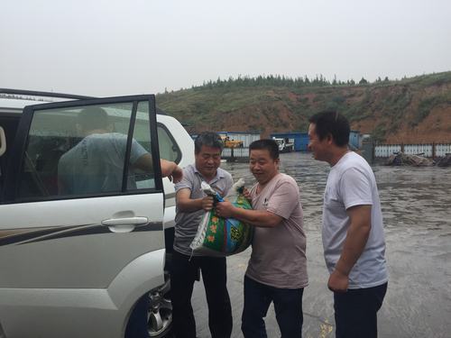 陜煤建設(shè)掘進(jìn)公司：送清涼 送一份誠摯的關(guān)懷