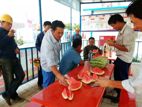 炎炎烈日下   濃濃關(guān)愛(ài)情