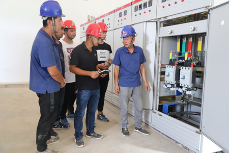 甘做默默奉獻(xiàn)的老黃牛