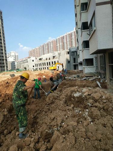 他們?yōu)樵賱?chuàng)銅煤新輝煌戰(zhàn)高溫、斗酷暑