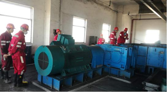 榆北煤業(yè)公司總經(jīng)理石增武深入機(jī)電安裝公司施工一線(xiàn)開(kāi)展調(diào)研