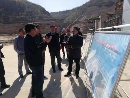 揚(yáng)州市對(duì)口幫扶榆林市工作組組長(zhǎng)、榆林市政府副秘書(shū)長(zhǎng)孫景亮一行蒞臨陜煤建設(shè)天工公司承建的清澗北國(guó)棗業(yè)紅棗深加工項(xiàng)目考察指導(dǎo)工作