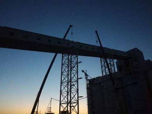 陜煤建設(shè)中煤公司：曹家灘礦業(yè)4#驅(qū)動機(jī)房至塊煤倉帶式輸送機(jī)棧橋鋼桁架吊裝作業(yè)圓滿結(jié)束