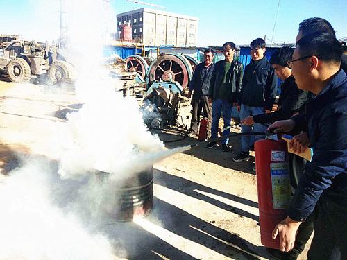 陜煤建設(shè)礦建二公司小保當(dāng)三項目部開展火災(zāi)事故應(yīng)急救援演練