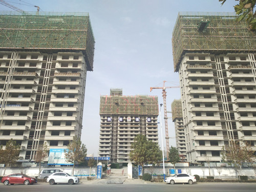 陜煤建設(shè)天工公司清源小區(qū)一期首批開(kāi)工5棟樓全部封頂