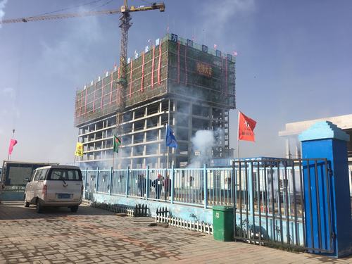 陜煤建設(shè)澄合分公司渭河彬州乙二醇項(xiàng)目生活區(qū)職工公寓主體封頂