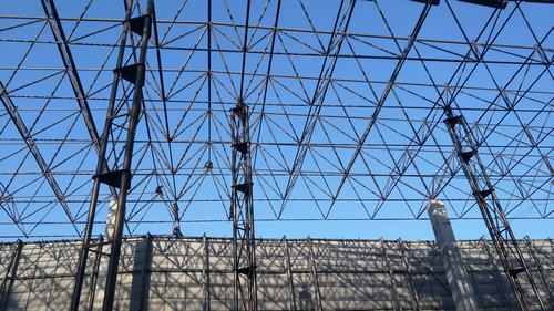 陜煤建設(shè)韓城分公司安裝六項(xiàng)目部桑樹坪煤礦儲(chǔ)煤場(chǎng) 網(wǎng)架封閉工程按期封頂受好評(píng)