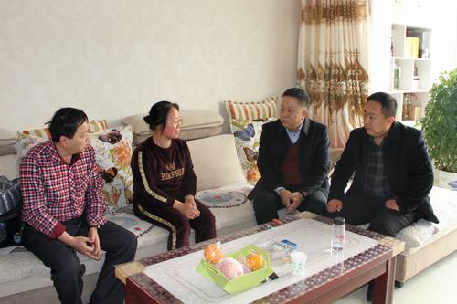 陜煤建設(shè)銅煤公司領(lǐng)導(dǎo)走訪慰問困難職工