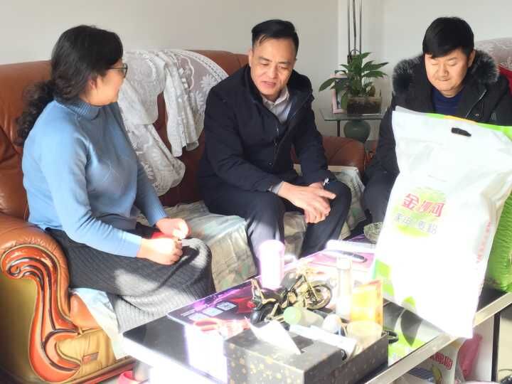 陜煤建設(shè)機電安裝公司領(lǐng)導(dǎo)走訪慰問困難職工