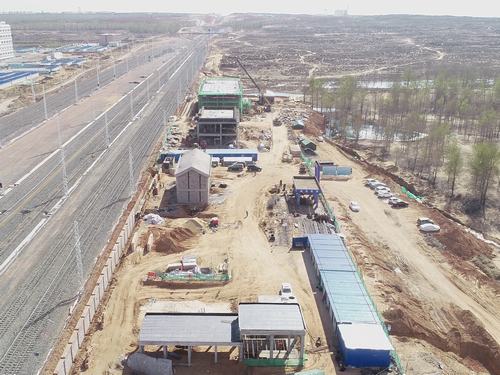 陜煤建設(shè)銅煤公司承建的靖神鐵路項(xiàng)目小保當(dāng)車(chē)站所有單項(xiàng)工程封頂