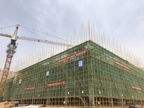 陜煤建設(shè)銅煤公司承建的年產(chǎn)20萬噸固廢預(yù)處理項目（一期）預(yù)處理車間主體結(jié)構(gòu)封頂