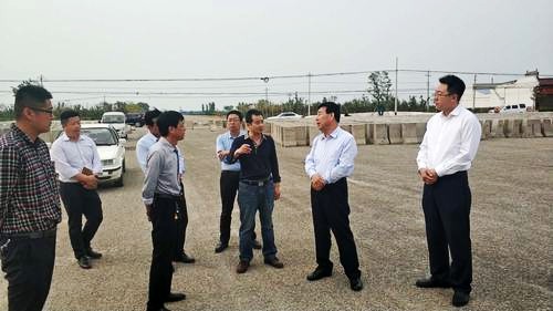 大荔縣縣長翟玉寶一行深入G242大荔縣城過境段公路建設項目調研指導工作