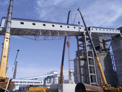 陜煤建設(shè)韓城分公司危大工程鋼桁架順利吊裝完成