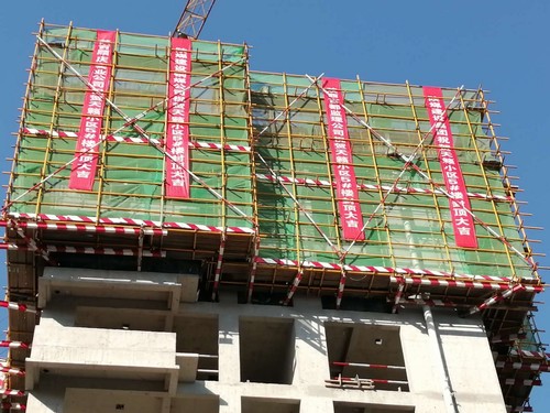 陜煤建設銅煤公司承建的天籟小區(qū)5#樓順利封頂