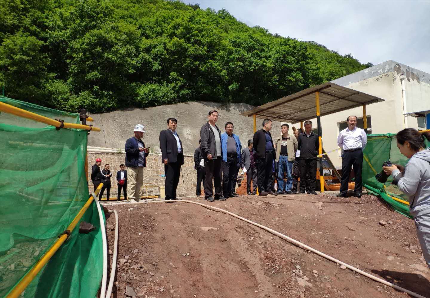 黃陵礦業(yè)領(lǐng)導(dǎo)趙小兵蒞臨寶雞分公司 雙龍煤業(yè)瓦斯抽采系統(tǒng)工程項(xiàng)目檢查指導(dǎo)