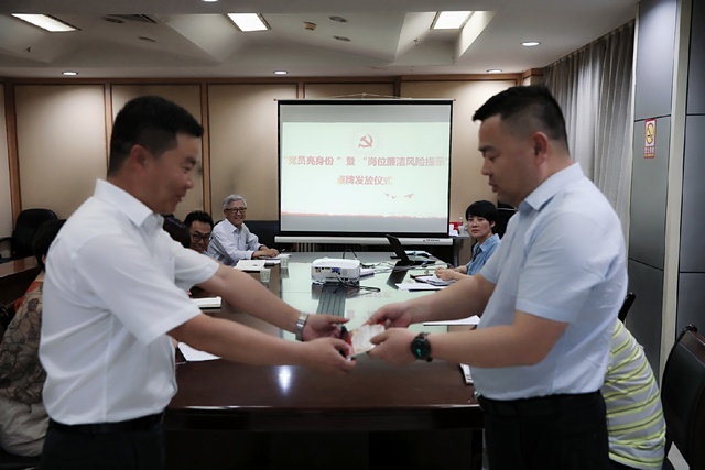 亮身份，陜煤建設(shè)路橋分公司黨員干部在行動(dòng)！