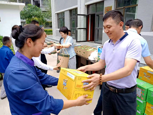 陜煤建設公司：高溫慰問送清涼，防暑降溫暖人心