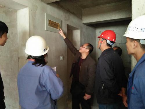 陜煤建設(shè)銅煤公司第三項(xiàng)目部承建的銅煤一號(hào)雪松林4、5#樓順利通過(guò)竣工驗(yàn)收