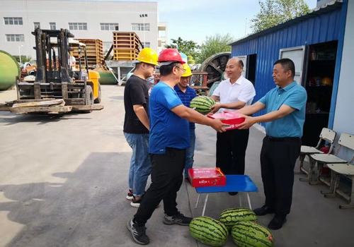 設備租賃中心黨政領導深入一線送清涼