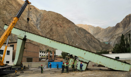 陜煤建設(shè)機(jī)電安裝公司承建的鏡鐵山礦報(bào)廢龍門吊拆除“安全落地”