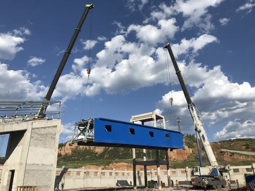 陜煤建洗選煤運營公司安裝第五項目部：棧橋鋼結(jié)構(gòu)吊裝順利完成