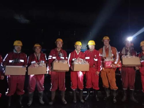 榆北曹家灘礦業(yè)公司主要領(lǐng)導慰問陜煤建設(shè)掘進公司一線職工