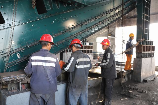 陜煤建設(shè)洗選煤運(yùn)營(yíng)公司紅柳運(yùn)營(yíng)項(xiàng)目部順利完成弛張篩更換及調(diào)試工作